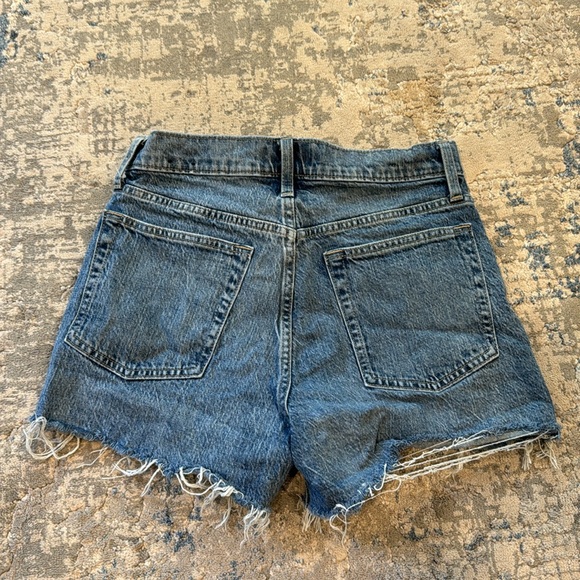 Gap High Rise Cheeky Short in Sz 6/28. Button Closure, Distressed, Raw Hem - Picture 3 of 4